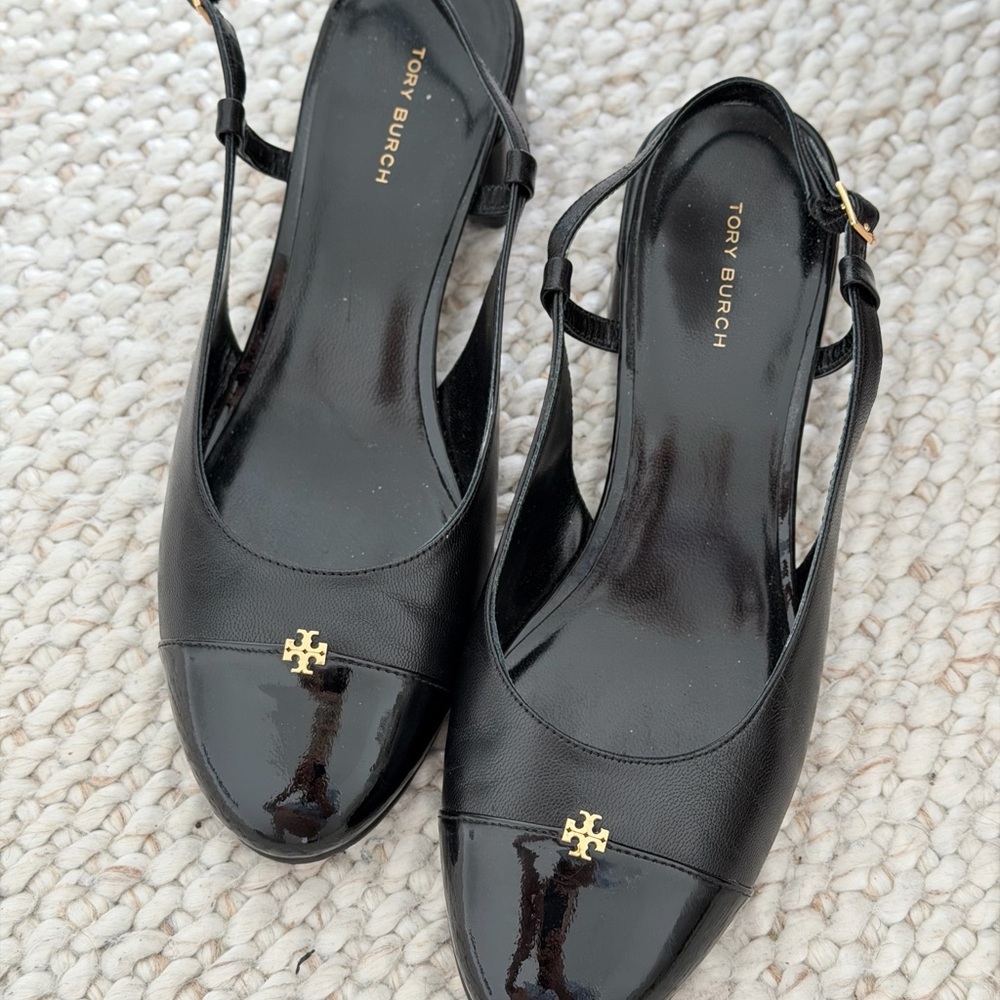 Tory Burch
Cap Toe Slingback
Pump